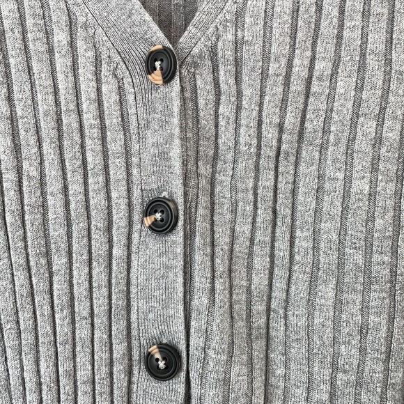 Marled Button Front Ribbed V-Neck Cardigan Top - Picture 6 of 8